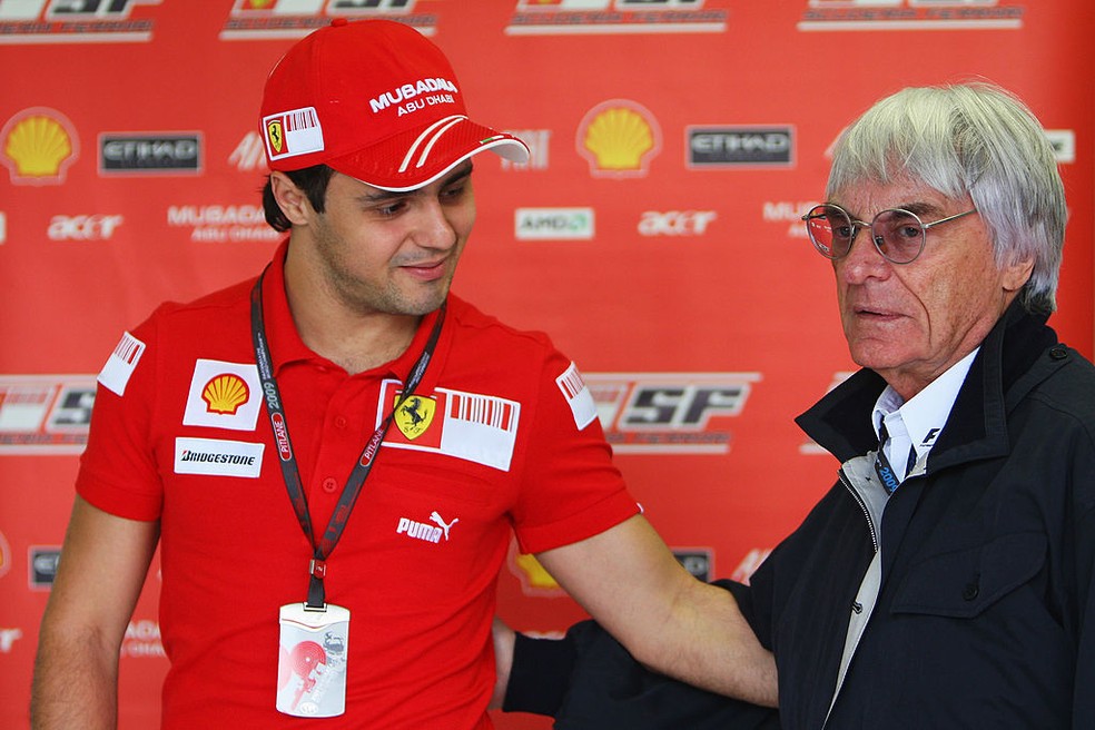 Felipe Massa e Bernie Ecclestone no GP do Brasil da F1 em 2009; meses antes, o Singapuragate tornou-se público — Foto: Mark Thompson/Getty Images