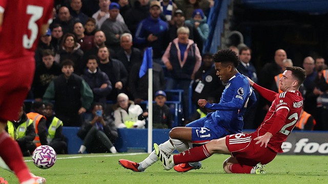 Estevão chuta de direita para fazer seu gol em Chelsea x Liverpool