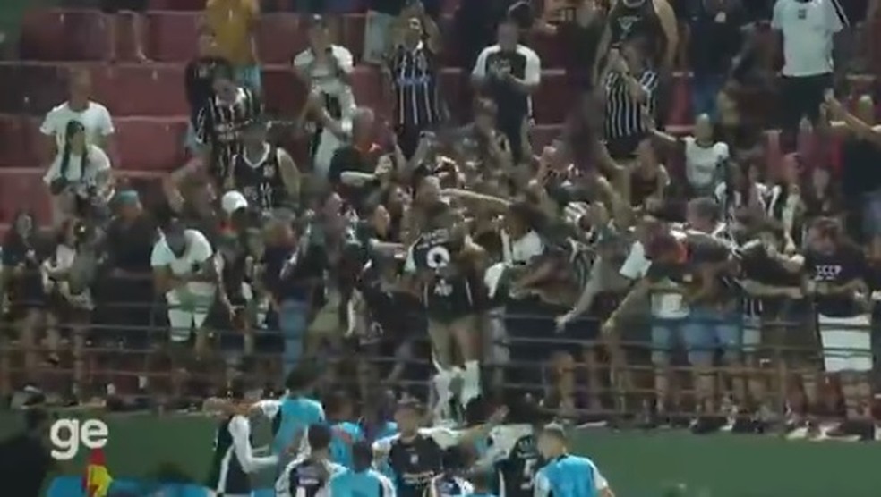 Yuri Alberto fica de cueca ap&oacute;s gol do Corinthians &mdash; Foto: Reprodu&ccedil;&atilde;o