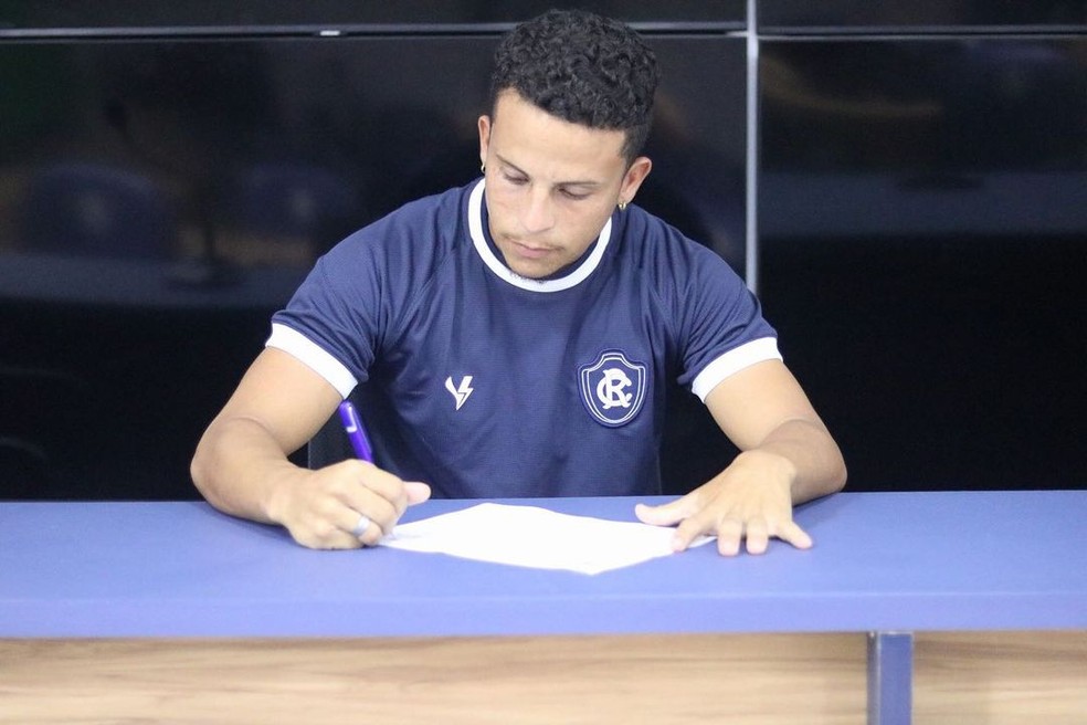 Ricardinho assinando contrato profissional com o Remo em setembro de 2022 — Foto: Arquivo pessoal