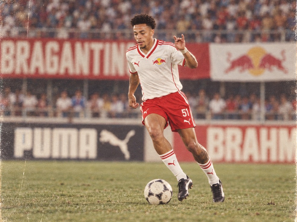 Marcelinho na trend dos anos 80 — Foto: Ari Ferreira/Red Bull Bragantino - Adaptação ChatGPT