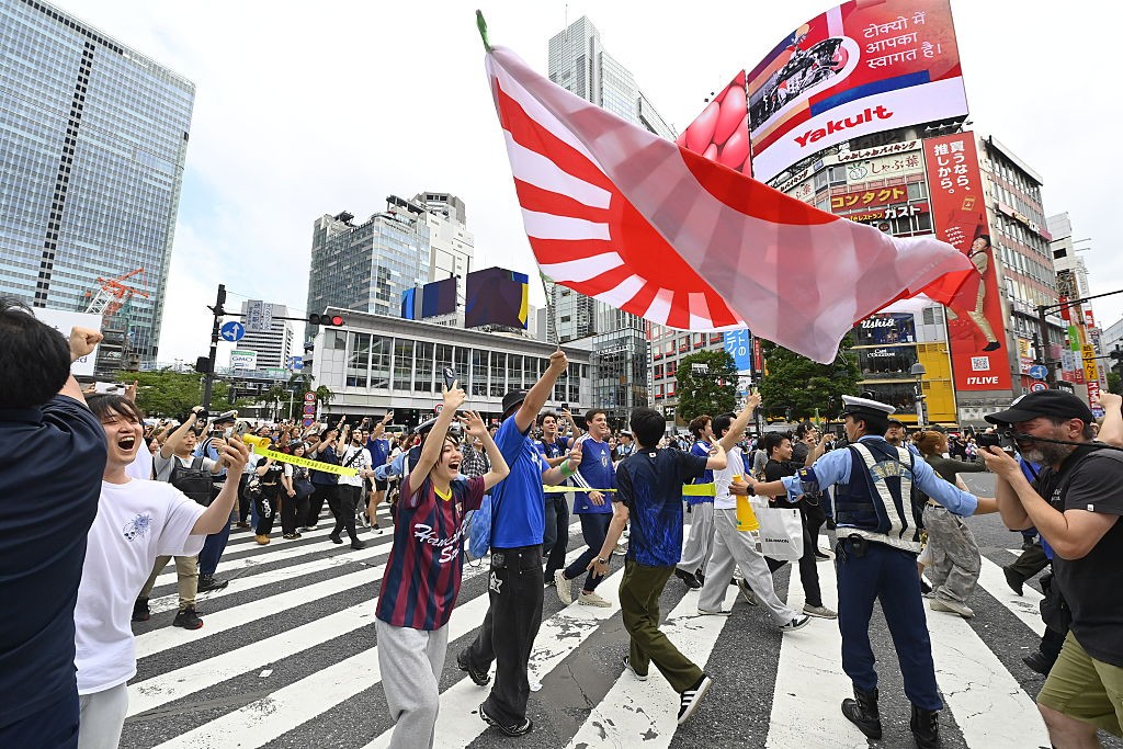 Tóquio celebra goleada do Japão com festa organizada no Shibuya