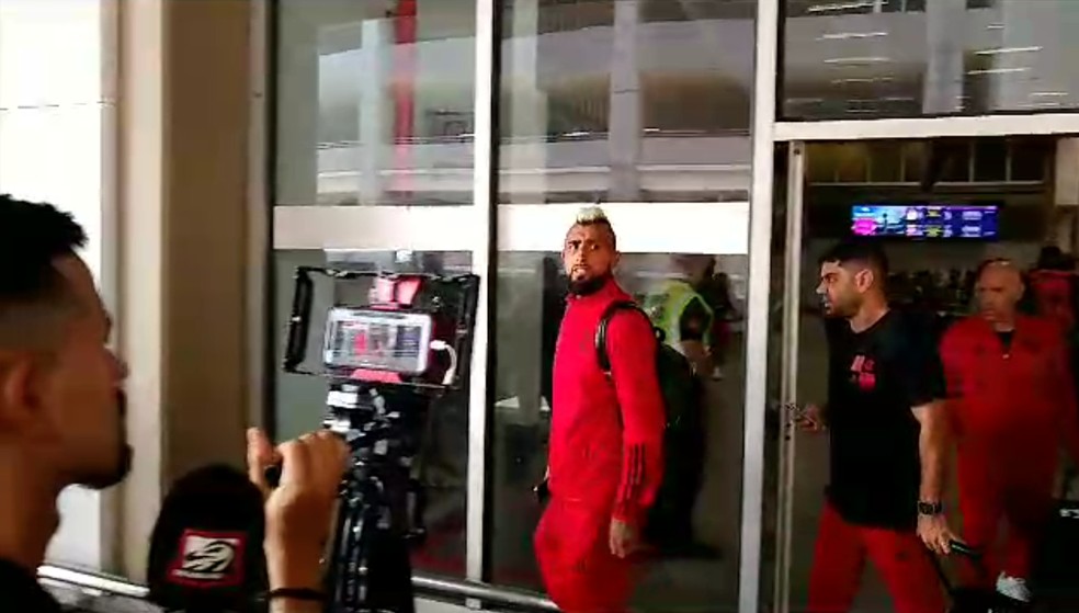 Vidal n&atilde;o gostou dos protestos de torcedor solit&aacute;rio do Flamengo &mdash; Foto: Ronald Lincoln