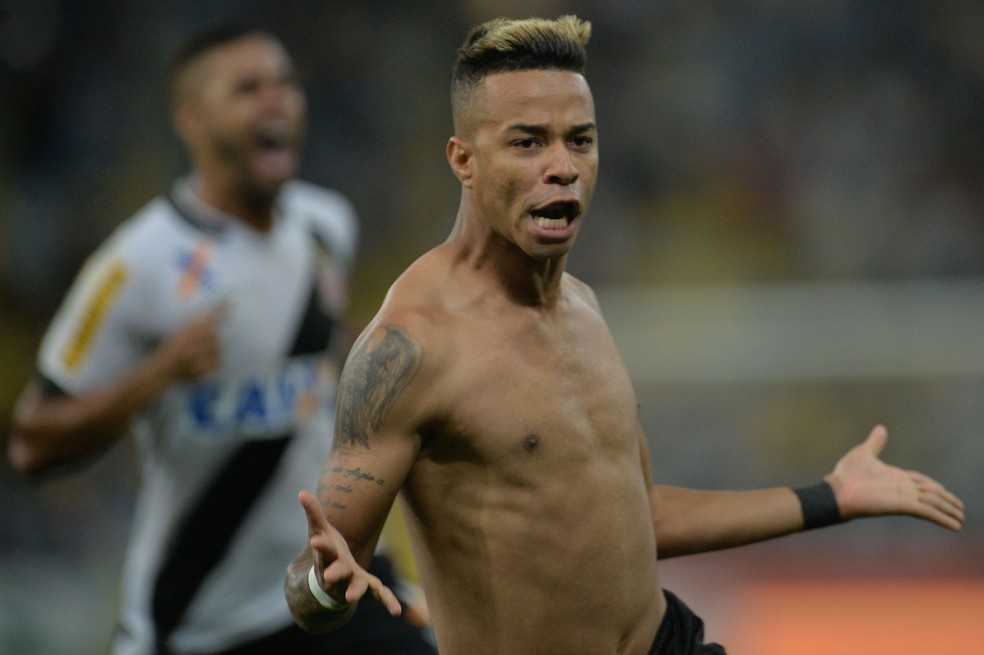 Rafael Silva, do Vasco, comemora gol sobre o Flamengo em 2015 &mdash; Foto: Pedro Martins / AGIF