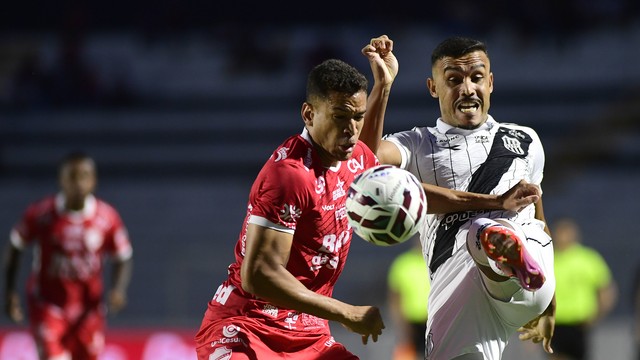 Elias e William Pottker disputam bola