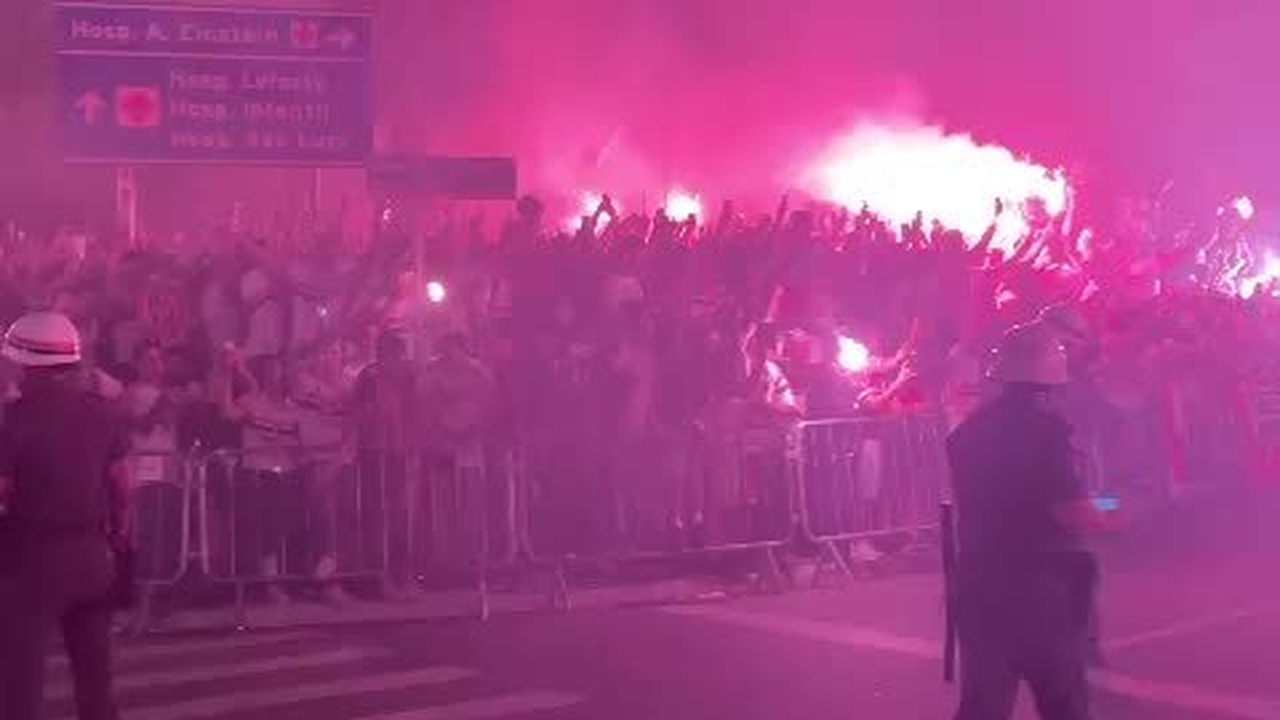 Veja a festa da torcida do São Paulo do ladopt betfora do Morumbis