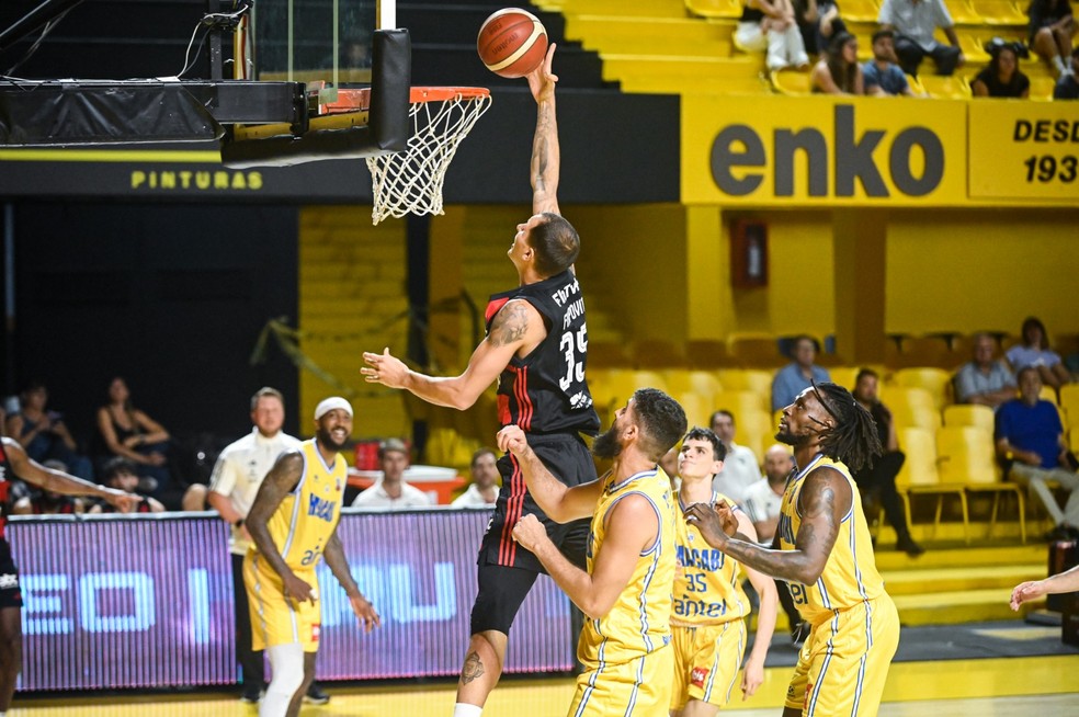 Rubro-Negro se impôs a partir do terceiro quarto — Foto: Bruno Tasende/FIBA