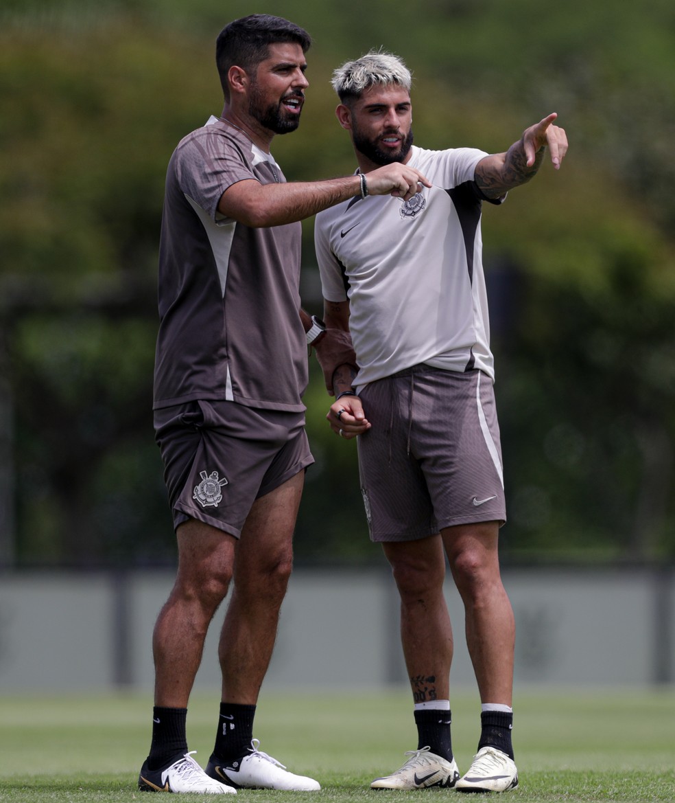 Yuri Alberto e o técnico António Oliveira em treino do Corinthians — Foto: Rodrigo Coca / Ag.Corinthians