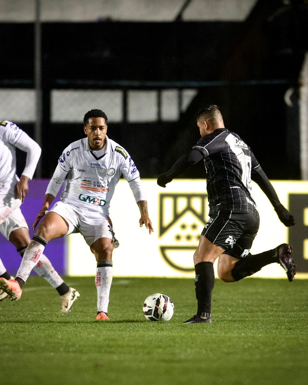 Ponte Preta brilha no ataque, mas defesa falha e resulta em mais uma derrota