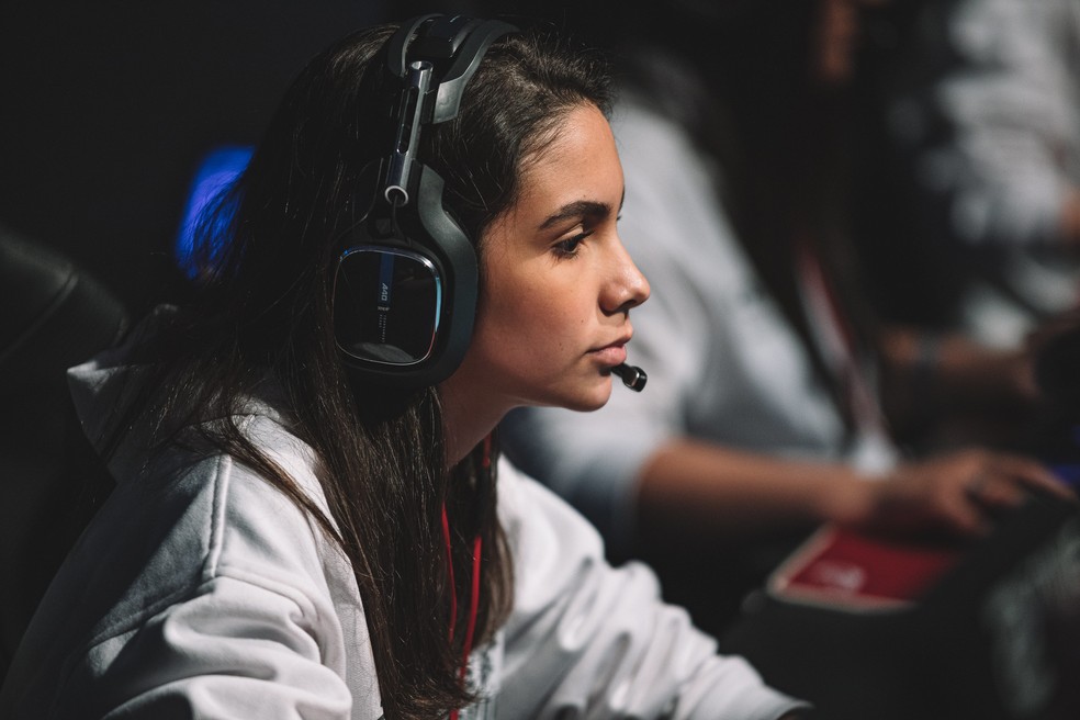 Do 'zap' ao Major: conheça Duda, a primeira spec mulher no R6 nacional, rainbow 6