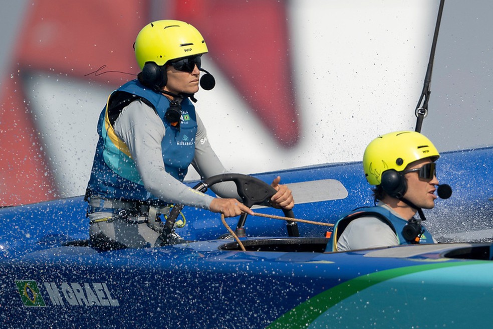 Martine Grael a bordo do Mubadala Brazil em Dubai — Foto: Ricardo Pinto/SailGP