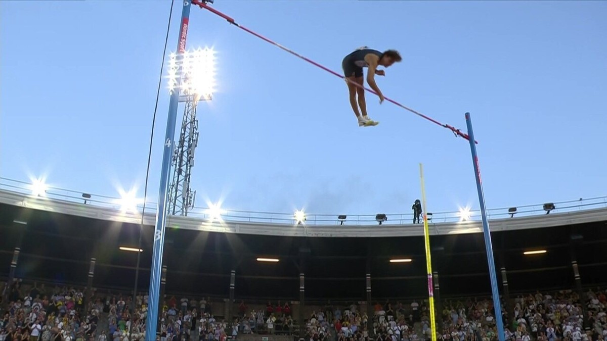 Armand Duplantis quebra recorde e é campeão mundial de salto com vara