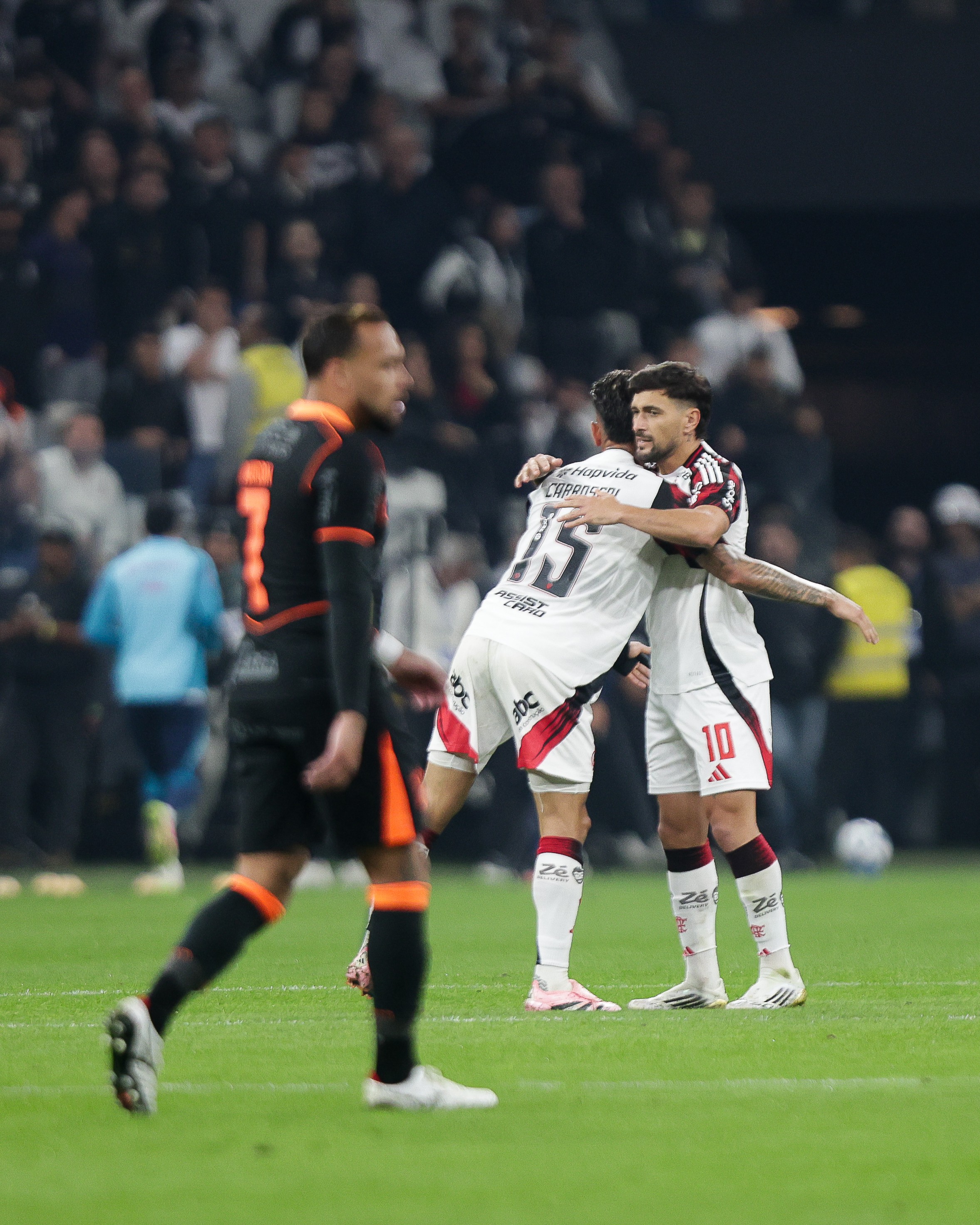 Análise: Flamengo supera desconexão inicial e faz jogo digno de líder em virada sobre o Corinthians 