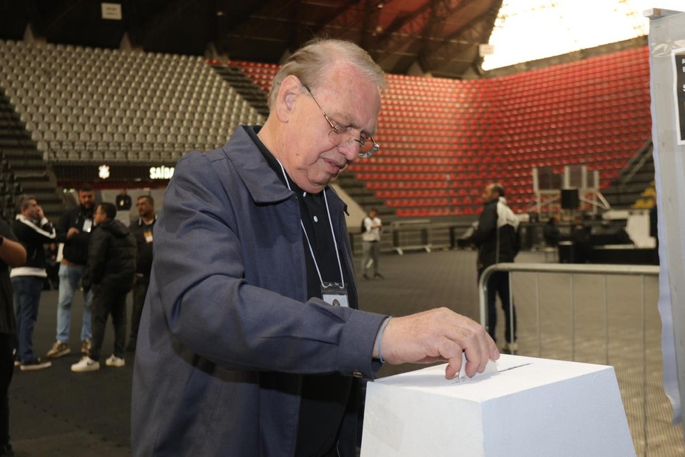 Presidente interino do Corinthians, Osmar Stabile, vota no processo de impeachment de Augusto Melo — Foto: José Manoel Idalgo/SCCP