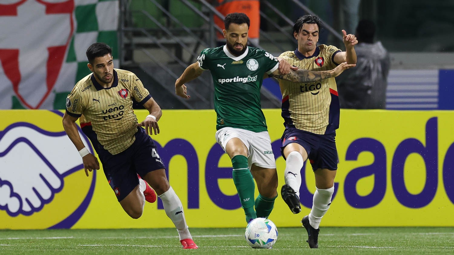 Espaço para Felipe Anderson brilhar no Palmeiras com ausência de Veiga.