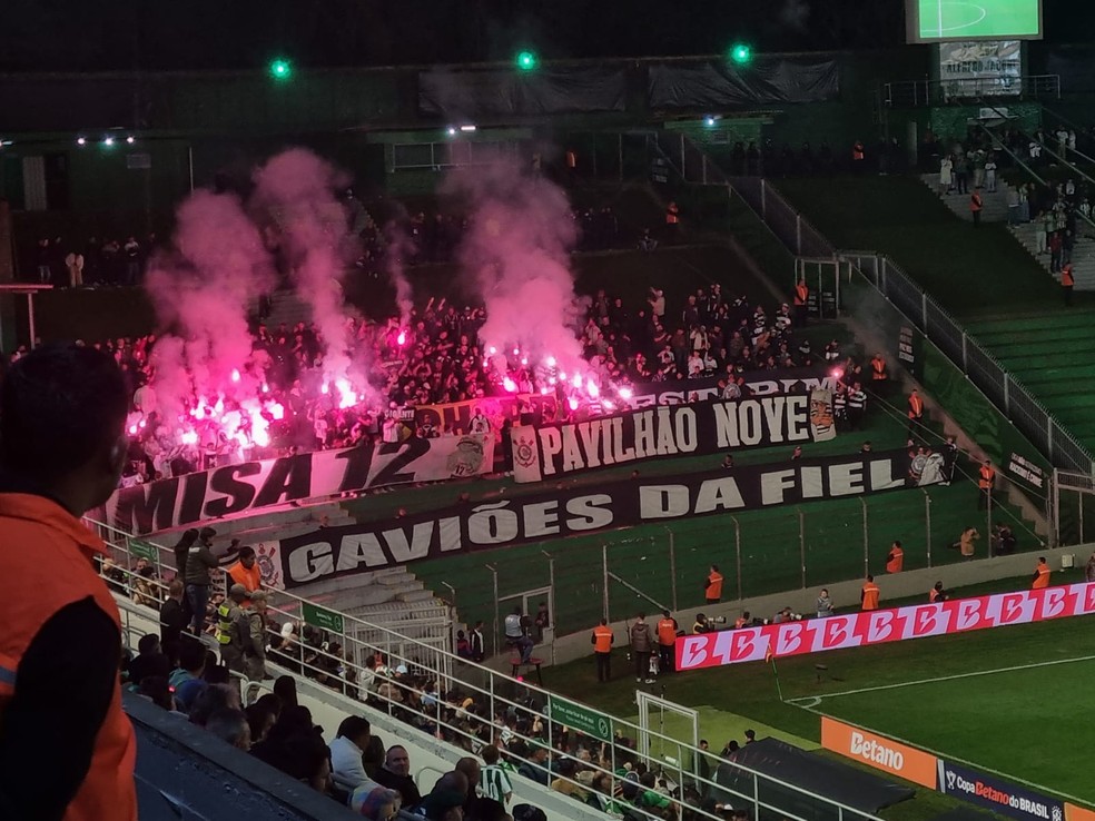 Sinalizadores da torcida do Corinthians contra o Juventude — Foto: José Edgar de Matos