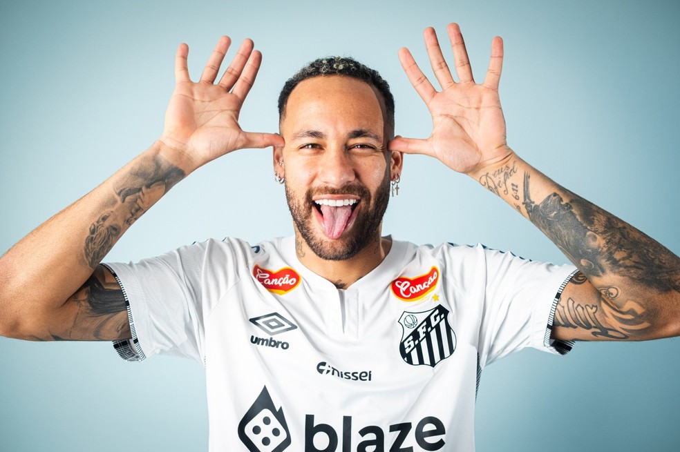 Neymar posa para fotos como jogador do Santos — Foto: Divulgação