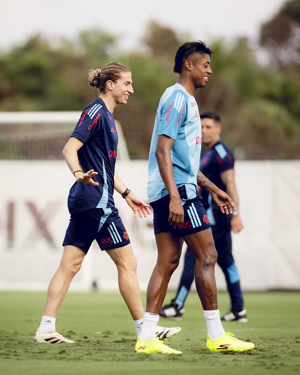Filipe Luís e Bruno Henrique em treino do Flamengo — Foto: Adriano Fontes / Flamengo