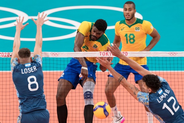 Seleção masculina de vôlei vira na raça, bate a Argentina no tie-break e  segue 100% na Olimpíada de Tóquio - Lance!