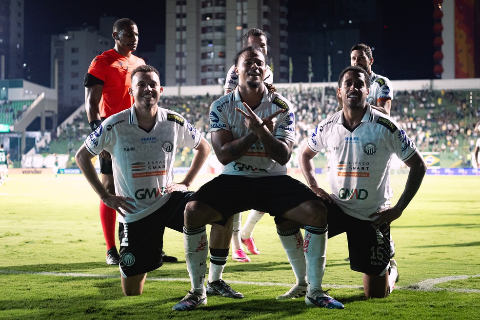 Operário-PR: Berto marca e comemora gol contra o Goiás