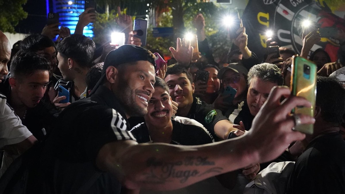 Cruzeiro x Atlético-MG : Hulk et Paulinho prennent des photos avec les fans à leur arrivée à Uberlândia |  le foot