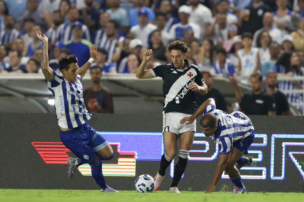 Nuno Moreira em CSA x Vasco — Foto: Marlon Costa/AGIF