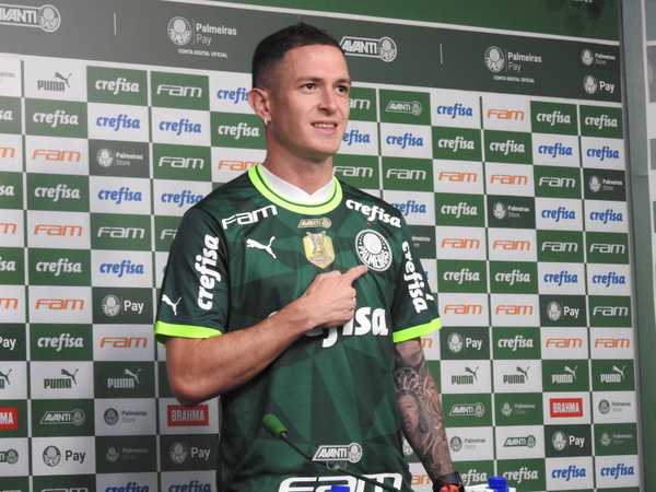 Moreno é apresentado com a camisa 5 do Palmeiras e explica em qual posição prefere jogar
