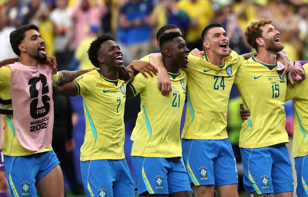 Jogadores do Brasil comemoram classificação às oitavas da Copa — Foto: Reuters