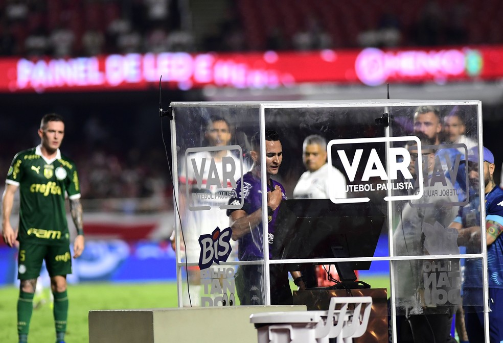Árbitro Matheus Delgado Candançan observa lance no VAR em São Paulo x Palmeira — Foto: Marcos Ribolli
