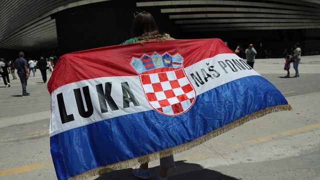 Torcedores do Real Madrid fazem homenagem a Modric