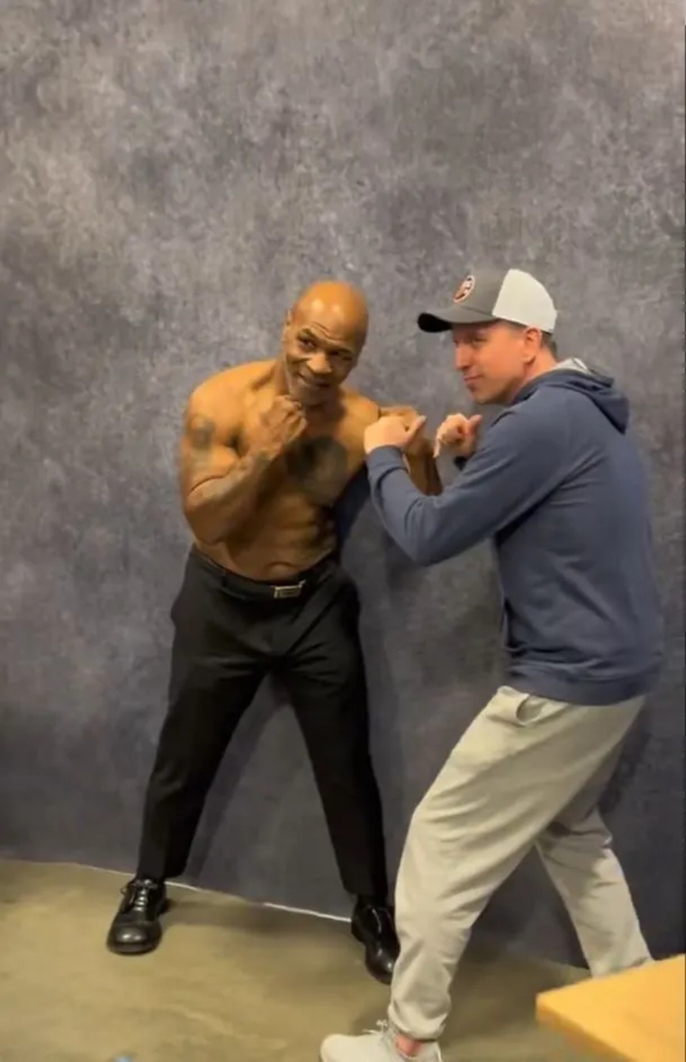 Mike Tyson exibe físico "rasgado" em encontro com fãs — Foto: X/FITERMANSPORTS