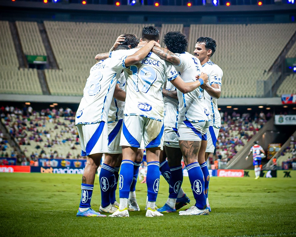Jogadores do Cruzeiro comemoram gol
