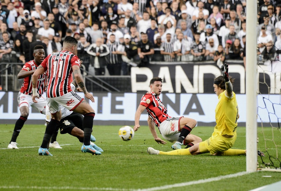 Corinthians acusa São Paulo de tentar 'atravessar' negociação com paraguaio  - Placar