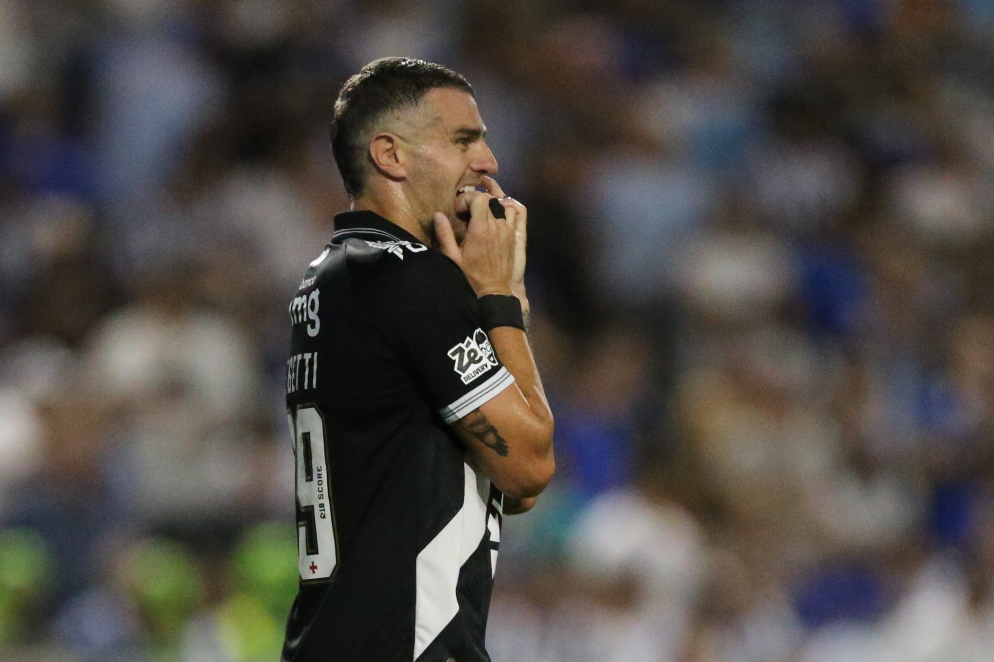 Vegetti perde gols, não vive boa fase, mas tem moral no Vasco para voltar a ser decisivo; veja lances