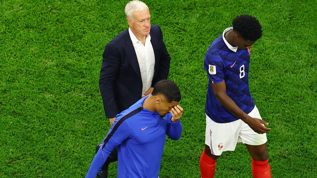 Didier Deschamps deixa o campo após derrota da França para Espanha