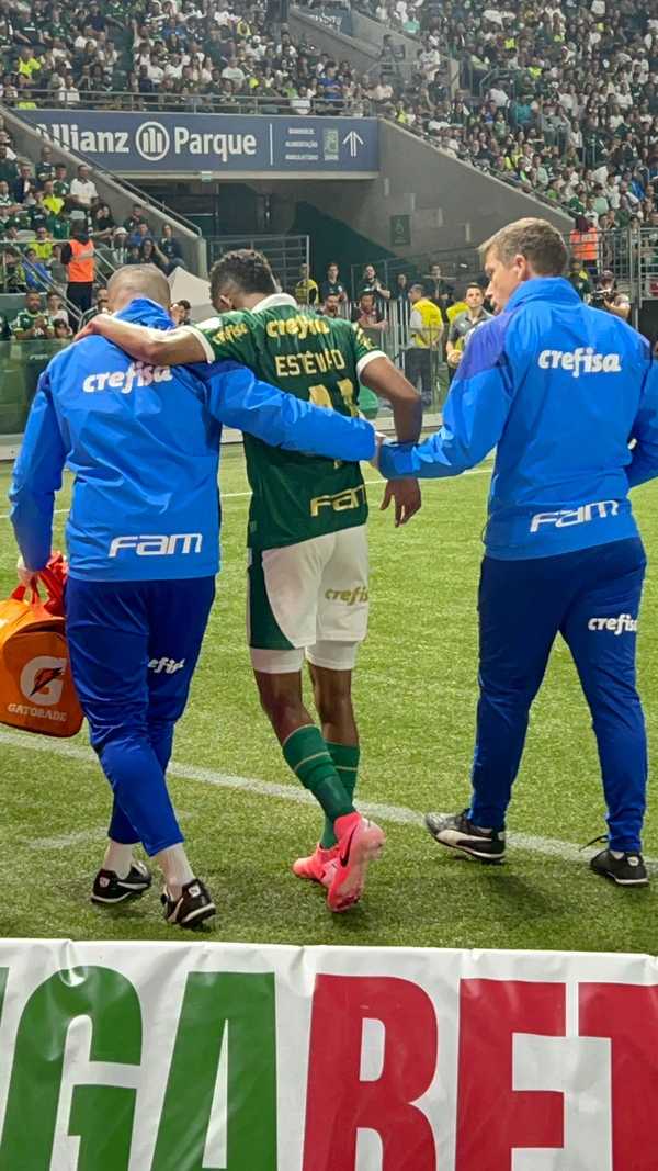 OUTRA LESÃO! Estêvão retorna após período afastado por lesão mas tem torção e sai de campo substituído