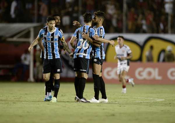 Grêmio: João Pedro marca, porém falha em lance crucial contra Vitória.