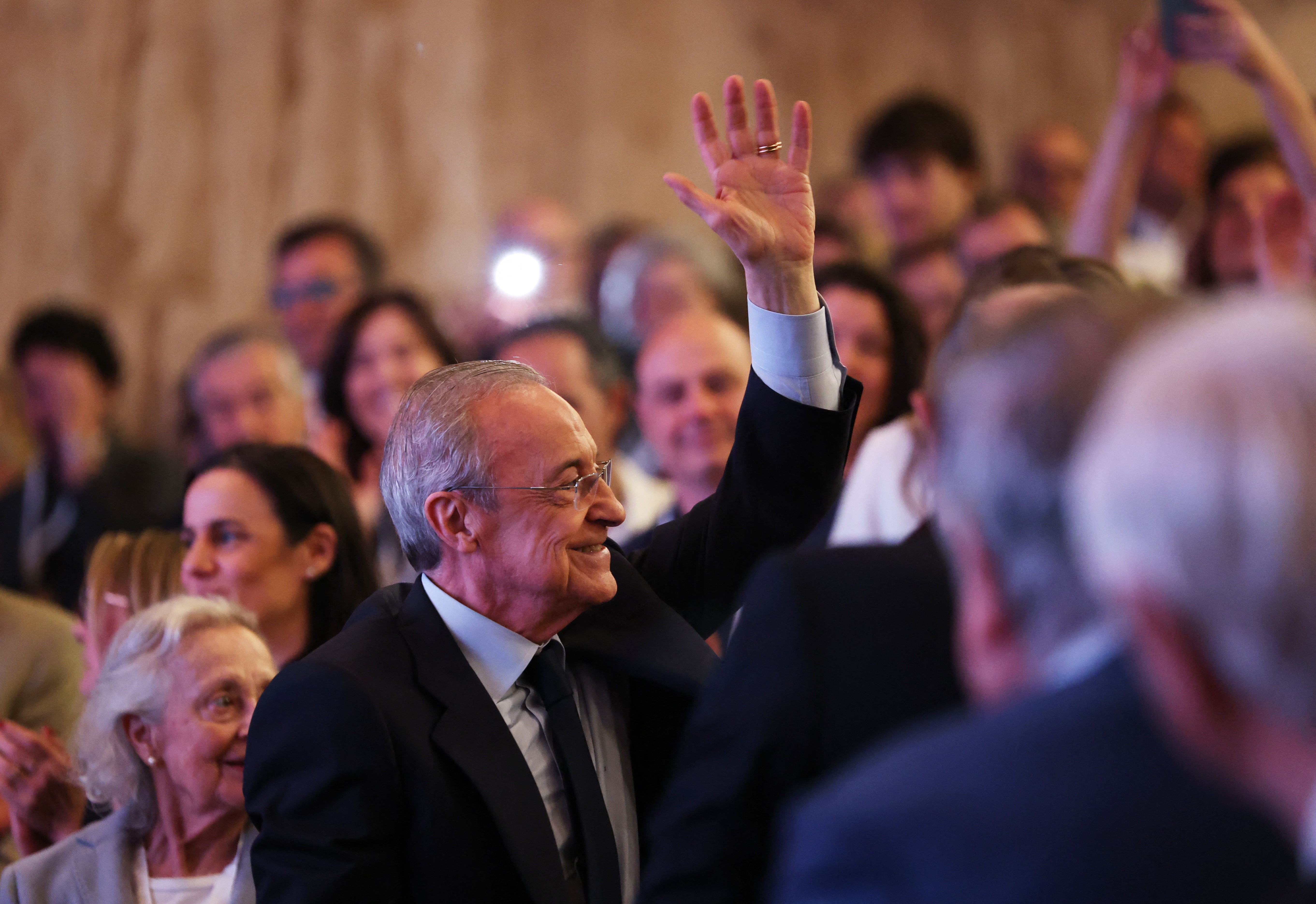Com apoio de Ronaldo, Florentino Pérez apresenta candidatura à presidência do Real Madrid