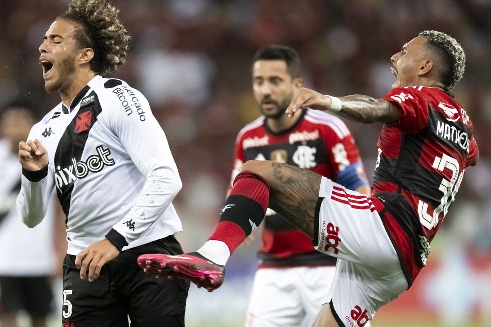 Matheuzinho do Flamengo fraturou a t&iacute;bia em disputa com Figueiredo do Vasco pelo campeonato Carioca 2023 &mdash; Foto: Jorge Rodrigues/AGIF
