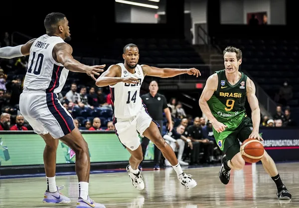 Basquete masculino vence no primeiro jogo da fase classificatória