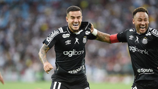 Coutinho e Neymar comemoram gol do Santos contra o Fluminense