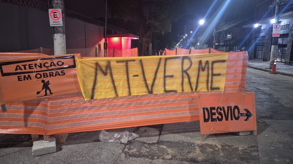 "MT Verme", diz faixa contra presidente do Santos Marcelo Teixeira — Foto: Divulgação
