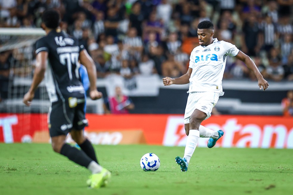O zagueiro Jemerson é um dos nomes questionados pela torcida gremista