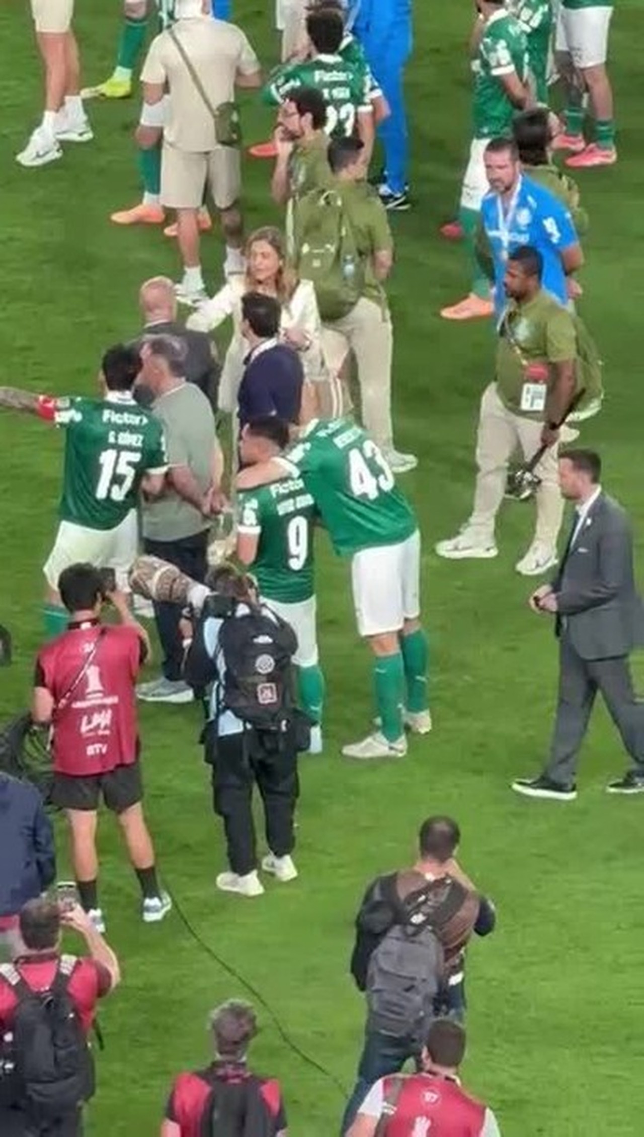 Vitor Roque em lágrimas: Abel Ferreira conforta jovem após amarga derrota na Libertadores