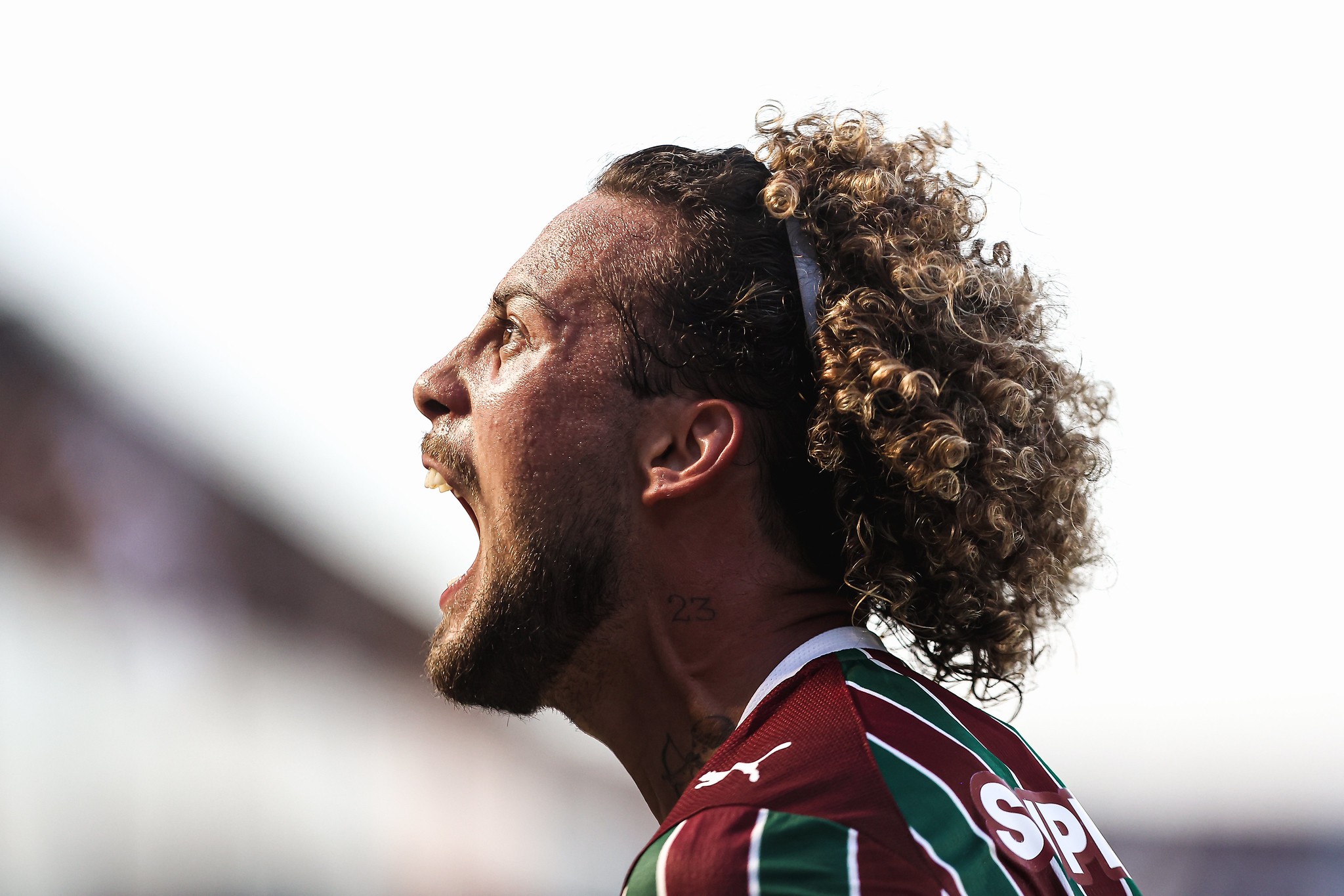 Guga brilha com duas assistências na vitória do Fluminense sobre o Santos e busca consolidar posição de titular