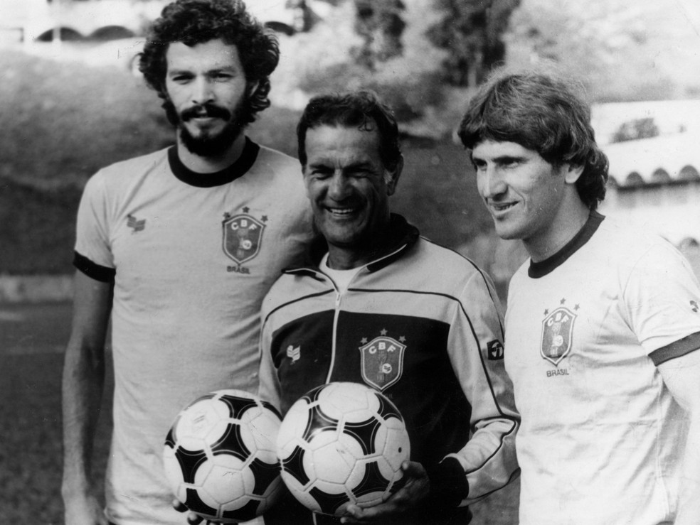 Telê Santana ao lado de Sócrates e Zico na seleção brasileira de 1982 — Foto: Arquivo/Estadão Conteúdo