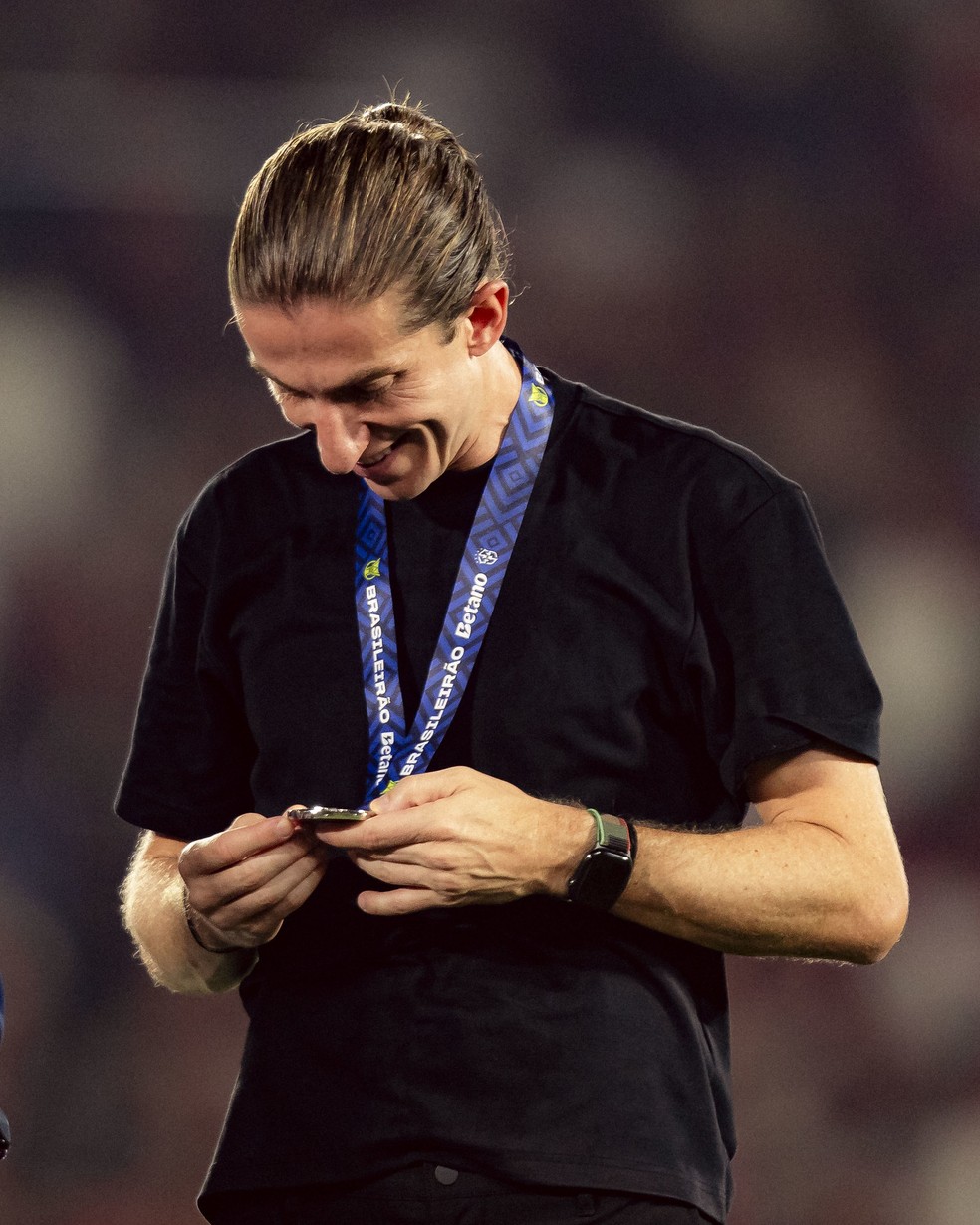 Filipe Lus com a medalha de campeo brasileiro de 2025 pelo Flamengo  Foto: Adriano Fontes/Flamengo