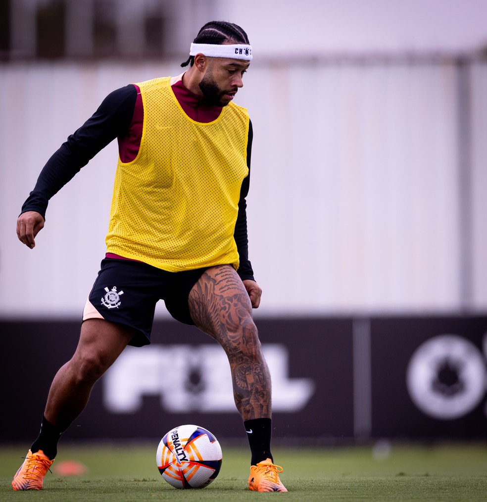 Memphis Depay em treino do Corinthians nesta terça-feira — Foto: Rodrigo Coca / Ag.Corinthians