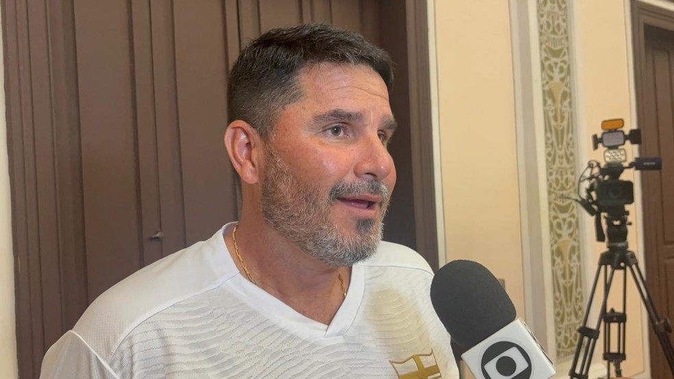 Eduardo Barroca lança livro em Maceió — Foto: Denison Roma/Ge