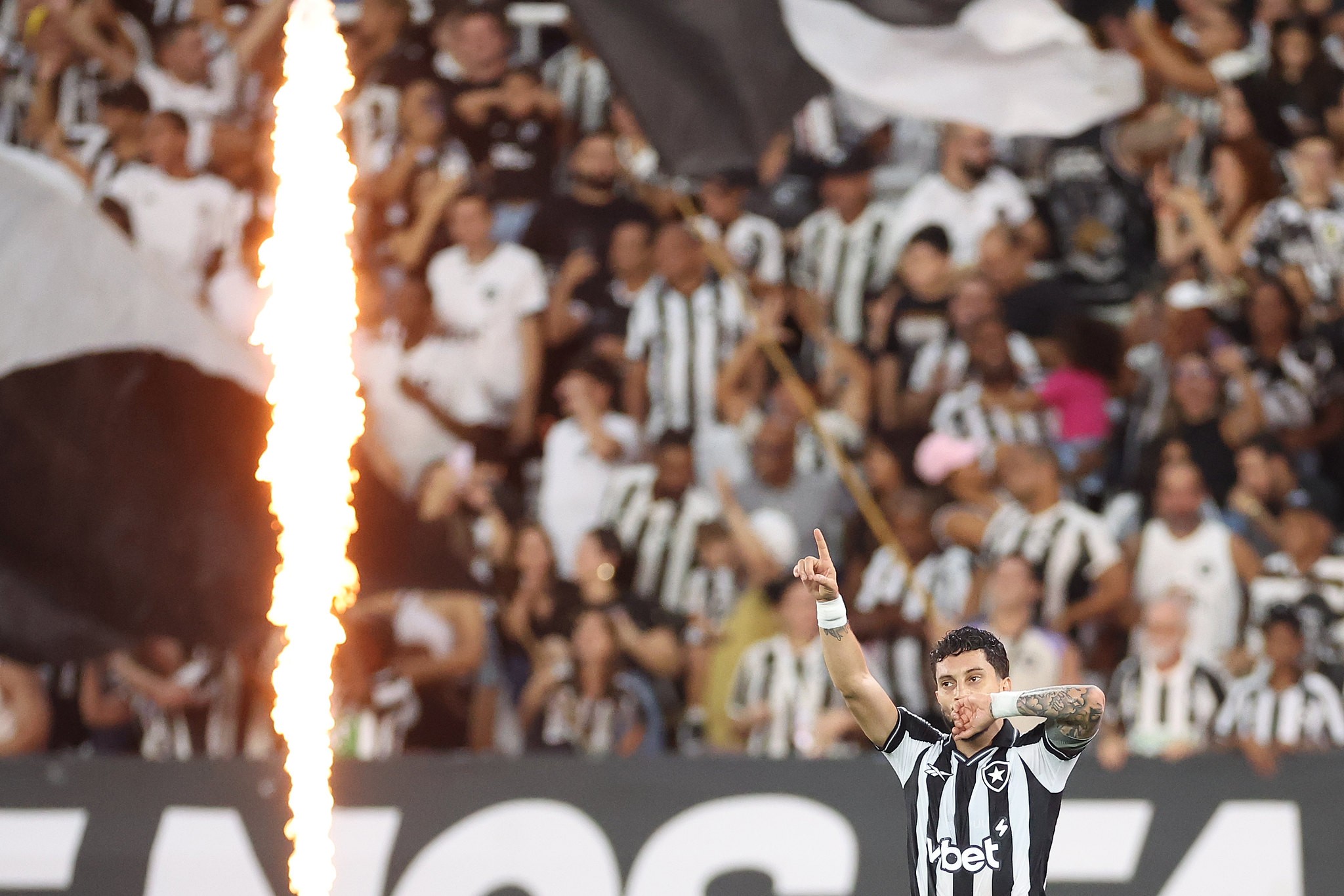Alex Telles marca e Botafogo vence Chapecoense na Copa do Brasil | Ge